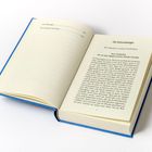 Offenes Buch mit blauem Einband. Links ein Inhaltsverzeichnis, rechts beginnt die Geschichte "Die Schneekönigin".