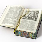 Die Texte beschreiben biblische Kapitel. Rechts oben ist eine Illustration von Adam und Eva. Ein farbiges Muster am Einband.