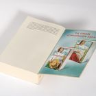 "Die große Honigfrauen-Saga!" Zwei Buchcover mit Frauen, eins hält einen Strohhut. Beiges Notizbuch geöffnet daneben.