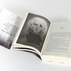 Links: „Ich beiße… Wer bist du“ in schwarzem Text auf grauem Hintergrund. Rechts: Buch offen mit Kapitel 4 „Emery“.