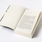 Eine geöffnete Buchseite, linksseitig Text: "Für ihn als Ehemann eines Cops...". Rechte Seite nummeriert: "1".