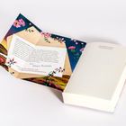 Text auf einer Seite: "Eleanor Buchanan, Die Ankommen-Serie". Auf der Umschlagkarte ein Brief unter bunten Blumenmustern.