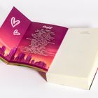 Links eine Playlist mit Songtiteln. Rechts der Text "Liz Tomforde, In Her Own League". Lila mit Skyline und Herzen.