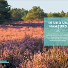 Text: "IN UND UM HAMBURG. Von der Fischbeker Heide und den Harburger Bergen [...] bietet diese Region vielfältige Landschaften zum Wandern." "Die Fischbeker Heide ist eines der größten Naturschutzgebiete in Hamburg (Touren 1 und 2)."  
Beschreibung: Weite Heidefläche mit blühendem lila Heidekraut, umgeben von Wald.