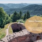 "Dahner Felsenland. Rund um Dahn wird die Landschaft von unzähligen Felsbändern, Kanzeln und Nadeln geprägt." Alte Burgmauer im Vordergrund, bewaldete Hügel im Hintergrund.