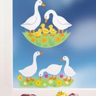 Eine Illustration zeigt zwei Enten mit drei Küken auf grünem Gras, umgeben von bunten Blumen. Darunter sind weitere Enten.