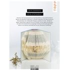 Auf einem Buch steht das Wort "Romance" durch Buchfalten. Beigelegte getrocknete Blume daneben.