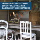 Text in blauer Box: "INSPIRIEREND – REFLEXIONSSEITEN FÜR ACHTSAMKEIT, DANKBARKEIT & LEBENSFREUDE". Rustikales Interieur mit Kerzen.