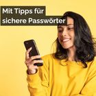 "Mit Tipps für sichere Passwörter." Frau in gelbem Pullover schaut auf ihr Smartphone vor gelbem Hintergrund.