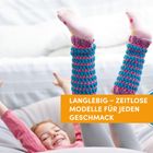 LANGELEBIG – ZEITLOSE MODELLE FÜR JEDEN GESCHMACK. Ein Kind mit bunten Beinstulpen und Socken streckt fröhlich die Beine hoch.