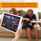 Text: "MITMACHEN, GESTALTEN, VERSTEHEN: FÜR ZUKÜNFTIGE MEDIENPROFIS AB 8". Ein Kind filmt ein anderes, das Gitarre spielt.