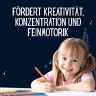 Text in Großbuchstaben: "FÖRDERT KREATIVITÄT, KONZENTRATION UND FEINMOTORIK". Mädchen lächelt, malt mit Farbstift.