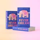 Bücher mit der Aufschrift "FEVER DREAM" von Elsie Silver, farbenfrohes Cover mit Wüste, Kaktus und Pferd vor Sonnenuntergang.