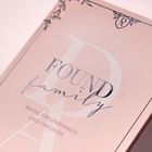 „FOUND family, MEINE FREUNDINNEN UND FREUNDE“, florales Design, rosafarbener Hintergrund.