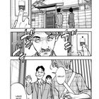 "Hallo!", "Lange nicht gesehen!" Zwei Männer stehen vor einem Haus; einer läutet den Türgong. Innen grimmige männliche Person, die Tür öffnet.