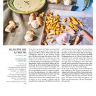 "ZEIT MAGAZIN WOCHENMARKT" steht oben. Ein Rezept für "Pilzsuppe mit Kurkuma". Foto: Suppe, Pilze, Kurkuma auf Tablett."