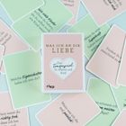 Kartenspiel mit Fragen wie "Wann war ich dir mal peinlich?" und "Welche Eigenschaften habe ich von dir?" auf bunten Karten.