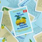 Buch "Von der Kunst, das Leben leicht zu nehmen" von Marie Luise Ritter, 55 Impulse.背景 mit Zitatenkarten.