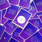 Box mit "Was ich an dir mag: Das Frage-Spiel für Freunde" umgeben von Karten mit Fragen in lila Design.