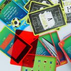 Mehrere bunte Spielkarten: Texte wie "Lest zuerst die Anleitung" und "TIPPS FÜR V" sind sichtbar. Fußballmotiv.