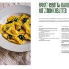 Spinat-Ricotta-Ravioli mit Zitronenbutter, Zutatenliste und Rezeptanleitung. Links ein Teller mit Ravioli auf Leinentuch.