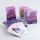 "Idol Clash" steht auf der Verpackung und Anleitung. Es gibt Karten mit bunten, fantasievollen Motiven.