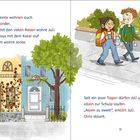 Text beschreibt Nachbarn und Schulweg. Illustration zeigt zwei bunte Häuser, ein Kind läuft mit Rucksack, ein Kater sitzt auf einem Baum.