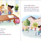 Links: Anni und Mila sitzen im Klassenzimmer. Rechts: Kinder spielen draußen, Mila und Anni essen Käsebrote auf einer Bank.