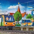 Illustration eines hellen Bahnhofs mit Zug. Text: „Nun rollt sie... bald ist Schlafenszeit.“ Ein gleisnahes Schild: „Endstation“. Zug mit fröhlichem Gesicht.