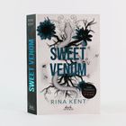 "Sweet Venom" von Rina Kent. Schwarze Blüten und eine weiße Schlange auf hellem Hintergrund.