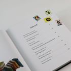 INHALT: Titel und Seitenzahlen, dazu Illustration mit Bücherturm und Briefmarken mit bunten Motiven.