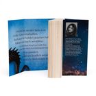 Auf blauem Hintergrund stehen Zitate und ein Autorenprofil. Ein Buch steht offen, ein Tentakel ist sichtbar.