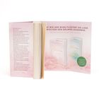 "SIE WIE DER WIND FLÜSTERT DIE LIEBE ZWISCHEN DEN BÄUMEN ASHDOWNS." Zwei Bücher, Textseite und Buchcover in Rosa.