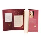 Drei Texte auf bordeauxrotem Hintergrund, einer enthält: "LAURA KÄSTNER" und eine kurze Biografie. Blumendekor und Herzlinie.