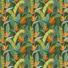 Bunte, tropische Illustration mit üppigen, grünen Blättern und orangefarbenen Paradiesvogelblumen in nahtlosem Muster.