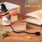 Text: "PROJEKTE". Verschiedene gehäkelte Tierfiguren und Objekte auf Büchern.