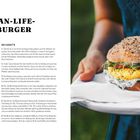 Van-Life-Burger-Rezept für 2 Portionen. Zutaten und Zubereitungsschritte. Rechts hält jemand einen Burger mit Gemüse.