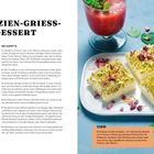"Pistazien-Griess-Dessert" Anleitung links, Foto rechts. Tipp: Mit Früchten servieren. Dessert mit Pistazien und Rosenblättern.