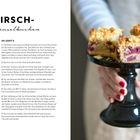 "Kirsche-Streuselkuchen" Rezept und Zubereitungsschritte links, rechts jemand hält Kuchenstücke auf schwarzer Tortenplatte.