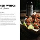 Chicken Wings mit Sesam, Rezepttext links. Rechts knusprige Chicken Wings mit Sesam und Limette in einem Drahtkorb.