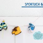 Text: "SPORTLICH & FRECH" und "Sneakers und Sportschuhe liegen total im Trend..." Drei gehäkelte Baby-Schuhe an Klammern aufgehängt.