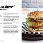 "Chicken-Burger mit Big-Mac-Sauce" steht oben. Rechts ist ein Burger mit Salat, Tomate und Chicken-Patty auf einem schwarz-weißen Tablett.