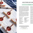 Heiligtümer-Des-Todes-Kekse. Rezept für 12 Kekse mit Marmelade, Puderzucker und Schokoladenstabdeko. Trianguläre Form.