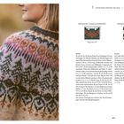 Strickstücke inspiriert vom Wald – Romola. Zwei Zählmuster-Grafiken und Anleitungen für Ärmel und Rumpf. Person mit bunt gestricktem Pullover.
