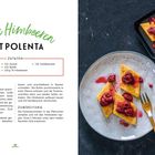 "Heiße Himbeeren mit Polenta". Zutaten: Salz, Maisgrieß, Zucker, Butter, Himbeeren, Vanillezucker. Teller mit Polenta und Himbeeren.