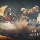 „DIE KARTEN“: Eine Figur auf einer Kutsche, gezogen von fliegenden Katzen. Der Vollmond leuchtet im Hintergrund.