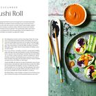 "CUCUMBER Sushi Roll. Zutaten und Zubereitung für 4 Personen. Links Text, rechts Teller mit Sushi-Rollen, Schale mit Soße."