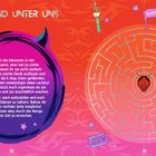 "Der Feind unter uns" über einem Text in einer dämonischen Illustration; daneben ein Labyrinth mit Dämonenmaske.
