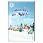 Text: "Hinweis auf den Mörder". Illustration: Schneelandschaft mit bunten Häusern, schneebedeckten Tannen und einem blauen Himmel.