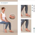 „NO-MONKEY“, „2 min/Seite“, Frau sitzt auf Stuhl, Fuß mit Murmel unter der großen Zehe in Übungen.